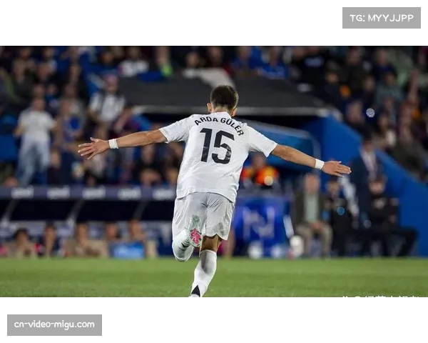 VAR争议瞬间：居莱尔补射破门被吹越位，皇马本菲卡战局毫厘之间